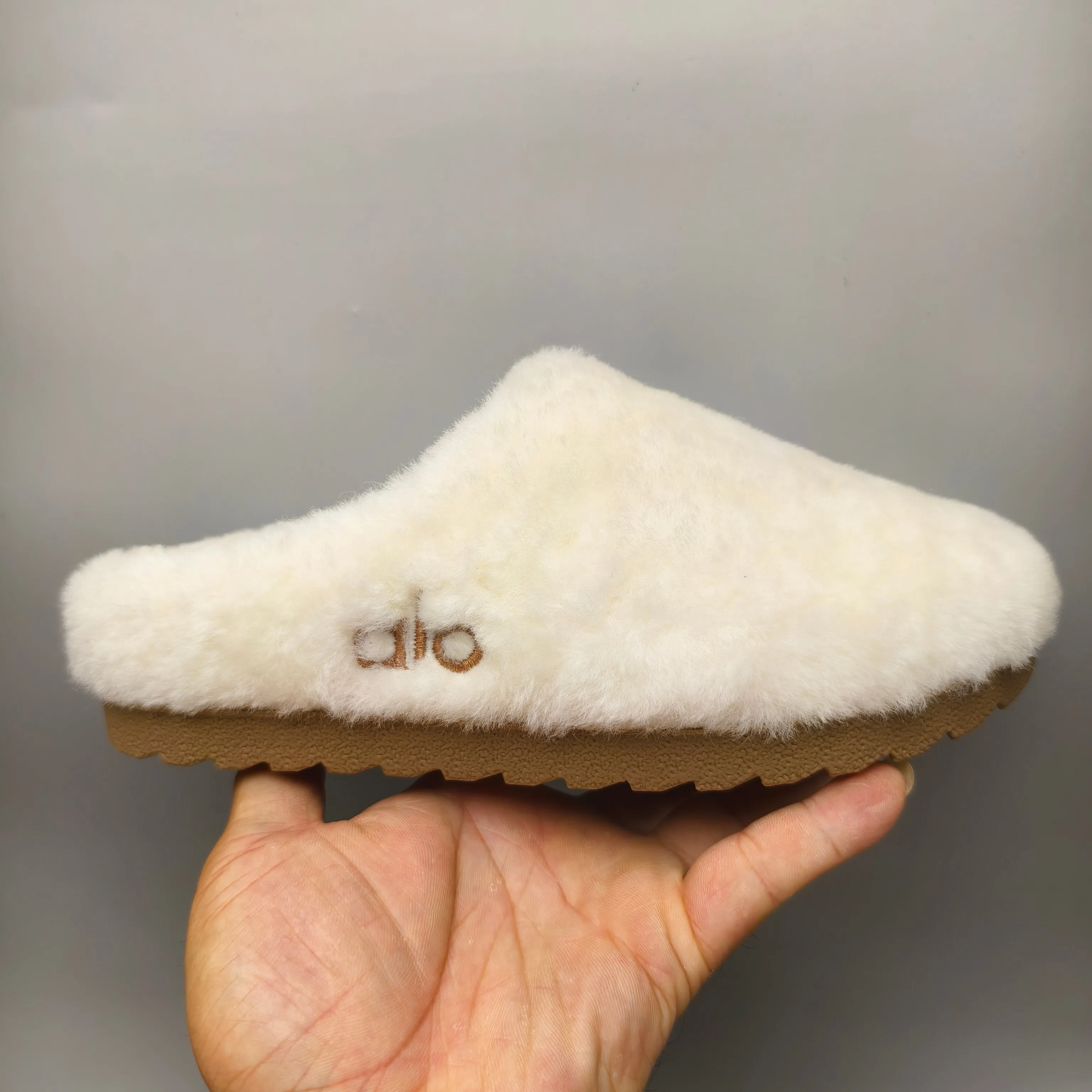 💰480 alo yoga Recovery Slipper comfortable and simple anti-wear and anti-slip cap-toe slippers, same style for men and women Color: White Maroon Matching Size: 35-40